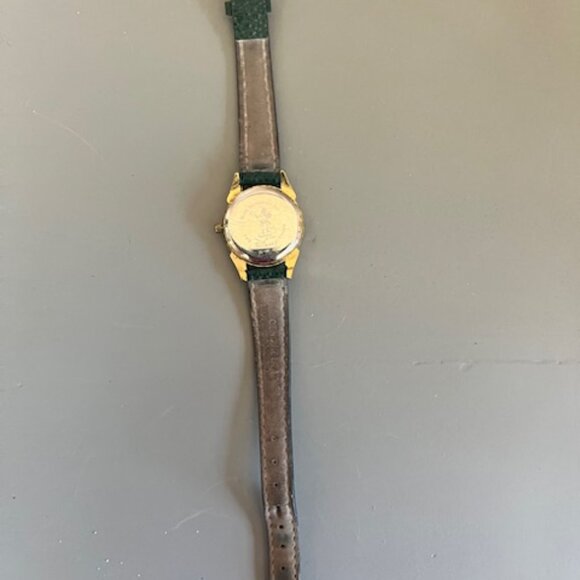VINTAGE Disney Store Pooh Watch Women Gold Tone Green Leather Watchband - Picture 3 of 4